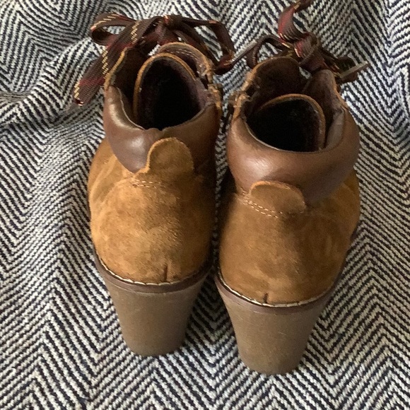 White Mountain Women's Suede Lace Up Wedge Bootie Boots Inside Zipper Shoes 8.5 - Picture 2 of 6